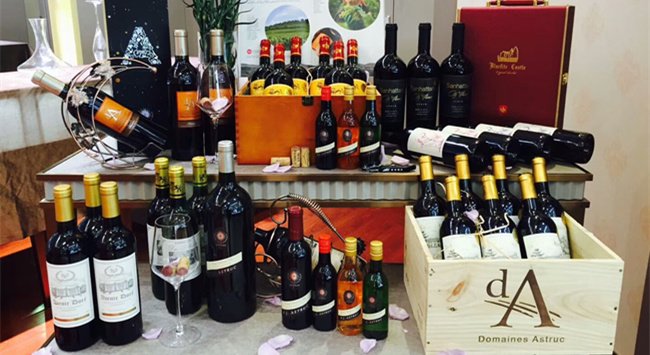 隨著我國經濟的發展變化，如今在飛速發展的同時，有不少人都想要選擇自主創業來實現自己的事業和理想。近些年來在酒水行業之中，紅酒比較受關注，良好的發展也吸引了不少人投資，那么現在做紅酒生意賣紅酒賺錢嗎?